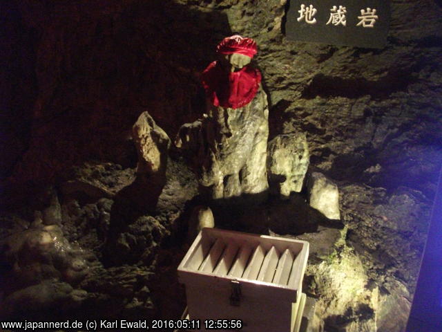 Ryusendo: Jizu-Iwa, der Jizo-Stein, wurde angezogen und wird verehrt

