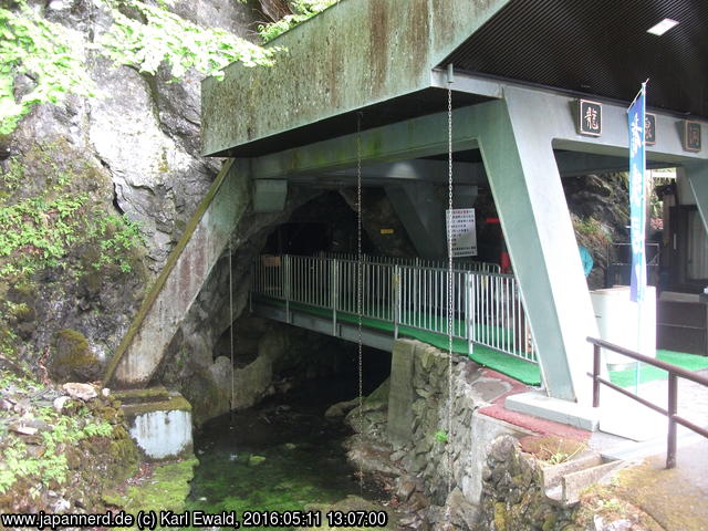 Ryusendo: unter dem Höhleneingang tritt der Quellfluss aus
