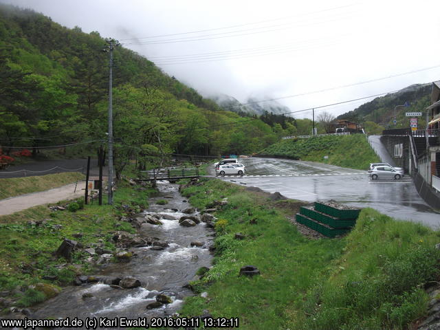 Klick für Großformat Ryusendo: der Shizo-Fluss, an dessen Tal die beiden Höhleneingänge liegen. Die Wolken reichen fast bis zum Talgrund herunter.