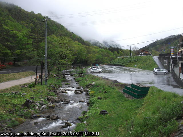 Ryusendo: der Shizo-Fluss, an dessen Tal die beiden Höhleneingänge liegen. Die Wolken reichen fast bis zum Talgrund herunter.
