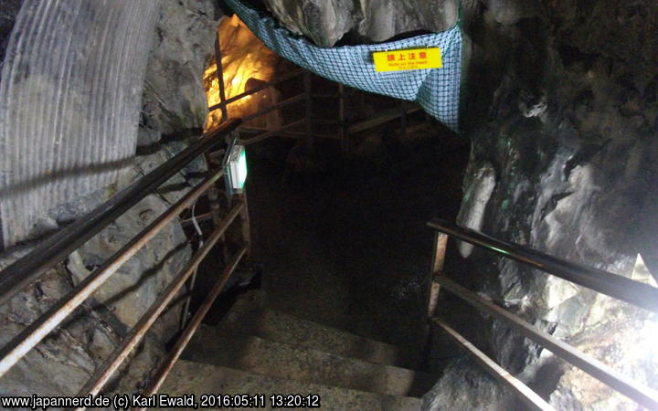 Ryusenshindo: nach weiteren Infotafeln in einem Stollen geht es jetzt in die natürliche Höhle
