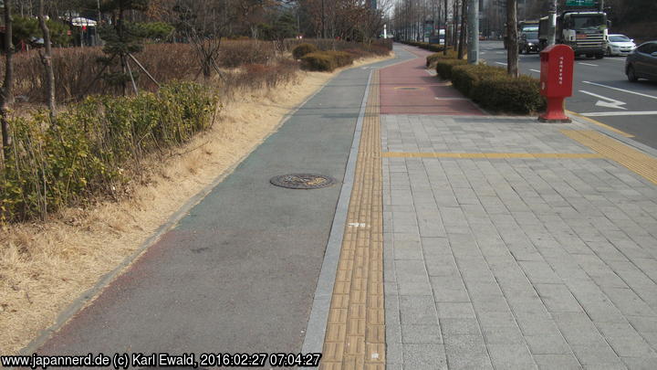 Seoul, Digital Media City: Radweg grau, Gehweg rot
