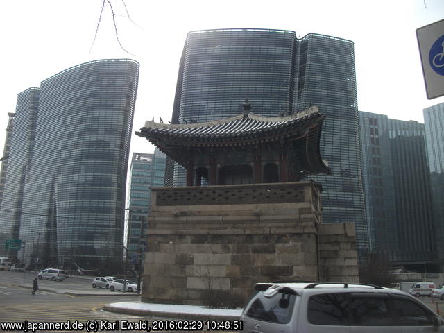 Seoul, Gyeongbokgung: ehemaliger Südost-Eckturm vor Hochhausneubau
