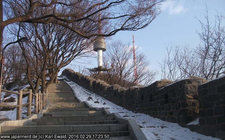 Seoul, Fußweg zum Namsan, unweit Gipfel
