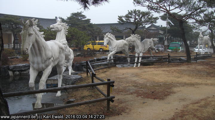 Korea, Gyeongju: Pferdeskulptur (nahe Daereungwon-Eingang)
