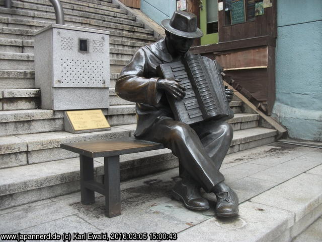 Korea, Busan: 40 Gyedan Cultural Theme Street, der Akkordeonspieler
