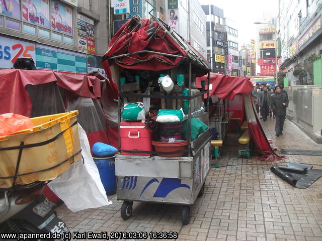 Korea, Busan: Essensstand, zusammengeklappt
