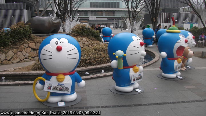 Fukuoka: Doraemon-Figuren vor Hakata Station
