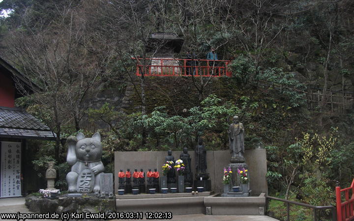 Sasaguri, Nanzo-in: Maneki-Neko und Buddha-Statuen
