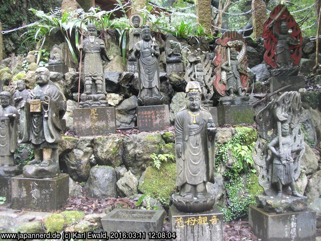 Sasaguri, Nanzo-in: zahlreiche Statuen
