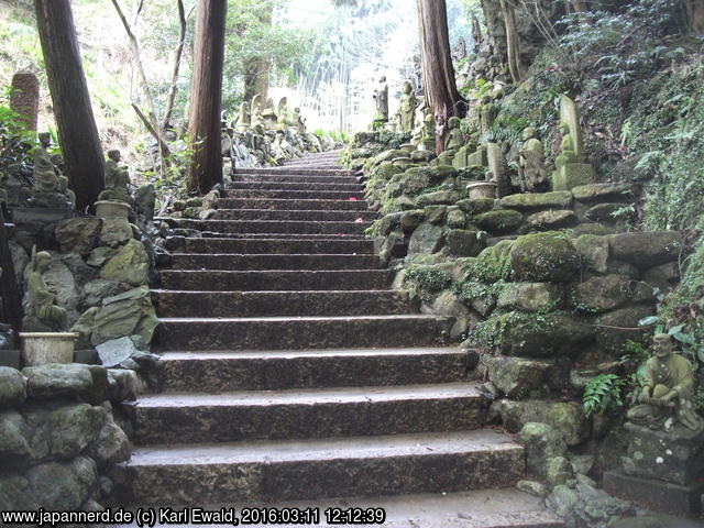 Sasaguri, Nanzo-in: statuengesäumter Fußweg zwischen den Tempelchen
