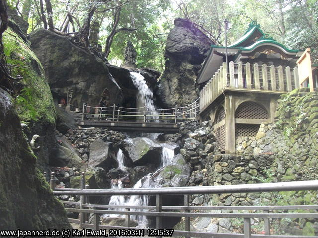 Sasaguri, Nanzo-in: Wasserfall und Tempel
