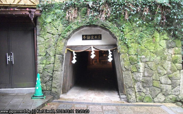 Sasaguri, Nanzo-in: ein kleiner Tempel in einer Höhle
