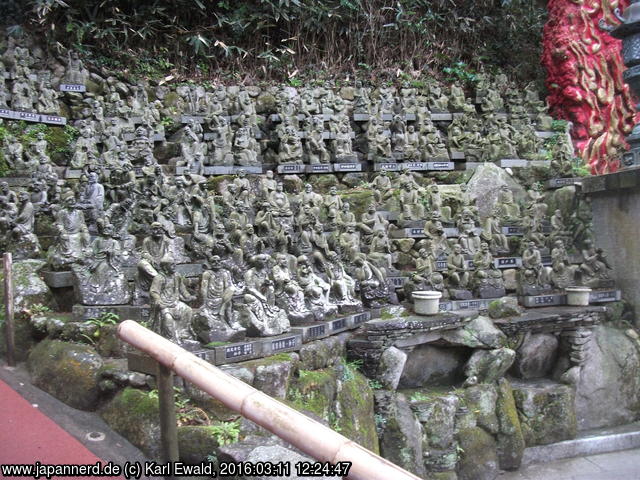 Sasaguri, Nanzo-in: einige der 500 Rakuen-Statuen
