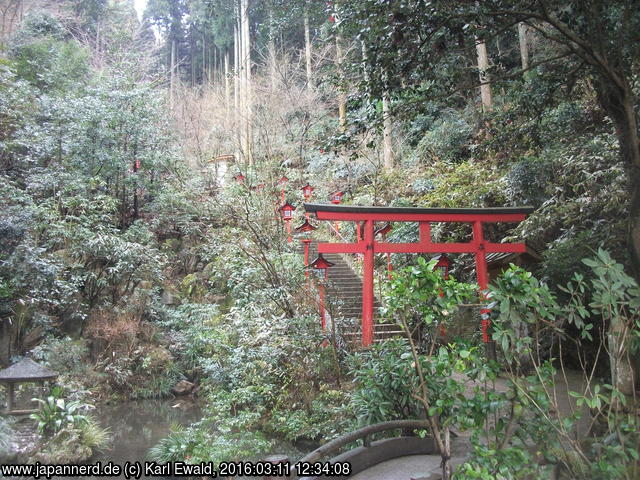 Sasaguri, Nanzo-in Areal: Treppe zu einem Schrein
