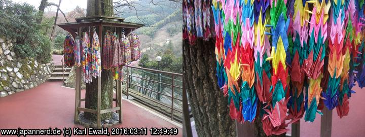Sasaguri, Nanzo-in: Ketten von Origami-Kranichen um einen Baum

