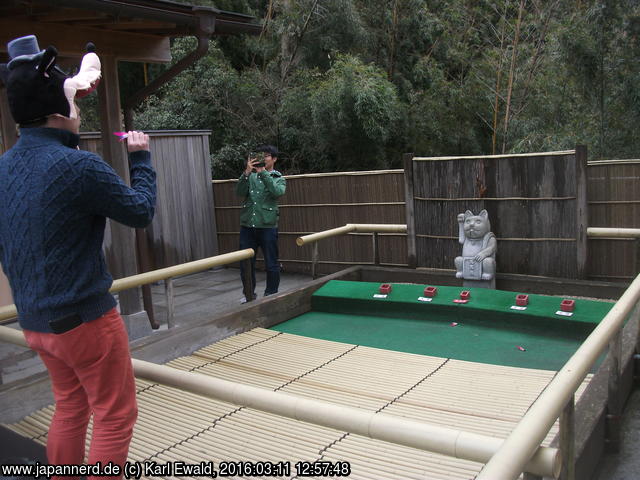 Sasaguri, Nanzo-in: Wurfspiel beim liegenden Buddha
