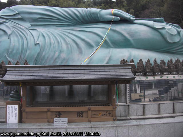 Sasaguri, Nanzo-in: über diese bunten Seile reicht der liegende Buddha seine Hand
