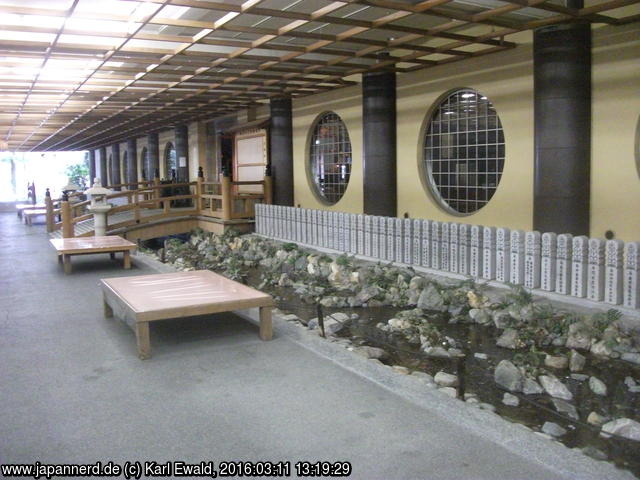 Sasaguri, Nanzo-in: Foyer der Bethalle unter dem liegenden Buddha
