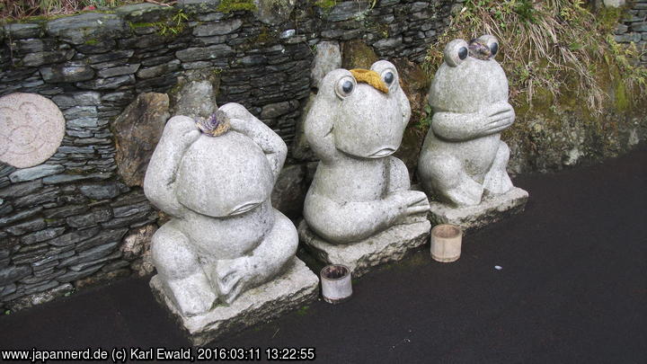 Sasaguri, Nanzo-in: die Frosch-Version der drei Affen
