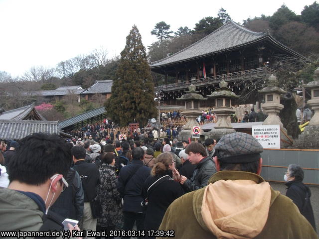 Nara, Tôdaiji Nigatsudô: die Menge sammelt sich
