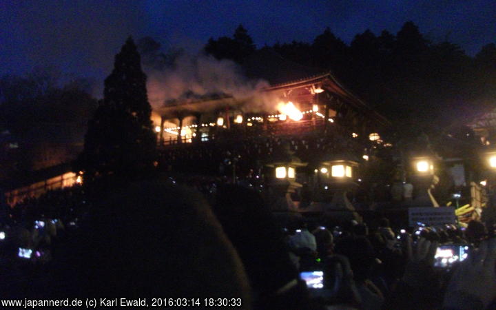 Nara, Tôdaiji Nigatsudo: Omizutori Ôtaimatsu, die erste Fackel ist in Stellung, die nächsten zwei auf dem Weg
