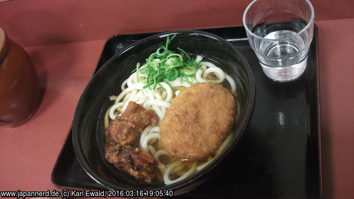 Udon mit einer currygefüllten Krokette und zwei Karaage (Fritierte Hähnchenteile)
