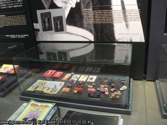 Osaka, Enterpreneurial Museum of Challenge and Innovation: Riichi EZAKI, Gründer von Glico, mit einigen Spielzeugen, die den Süßigkeiten beigepackt wurden
