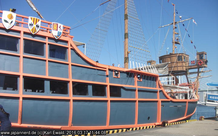 Osaka, Hafen: das Rundfahrtschiff Santa Maria
