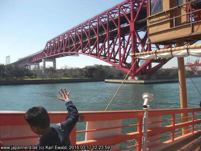 Osaka, Hafenrundfahrt: diese Brücke enthält zwei Fahrbahnen übereinander
