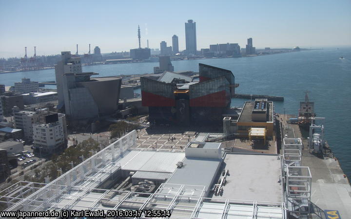 Blick vom Riesenrad auf den Hafen, in der Mitte das Aquarium
