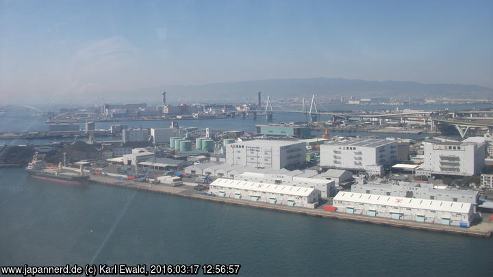 Osaka, Blick vom Riesenrad, die Türme mit den  goldenen Kugeln sind die Kamine der Müllverbrennungsanlage
