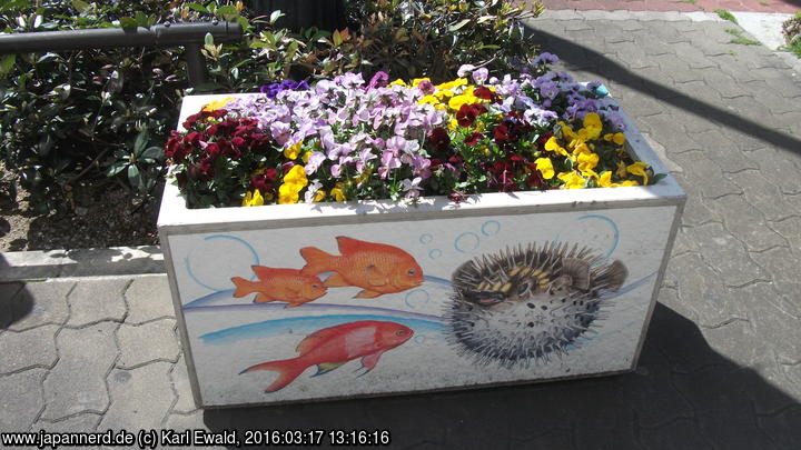 Osaka, Hafenareal: Blumenkästen mit Fischmotiven
