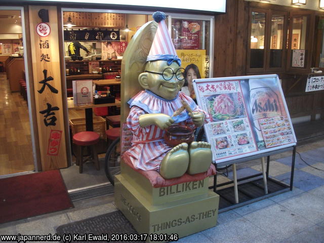 Osaka Shinsekai, Billiken-Statue vor einem Restaurant
