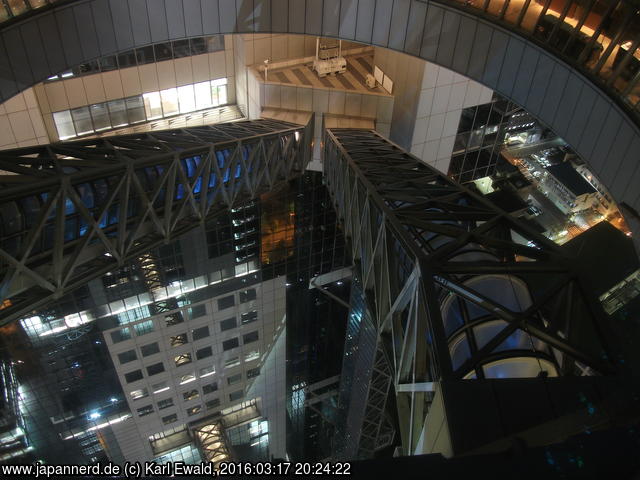 Klick für Großformat Osaka, Umeda Sky Building, Rolltreppen zum Floating Garden