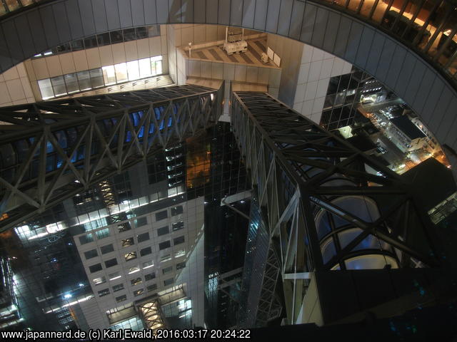 Osaka, Umeda Sky Building, Rolltreppen zum Floating Garden
