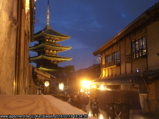 Kyoto, Higashiyama Hanatoro (Abendbeleuchtung)
