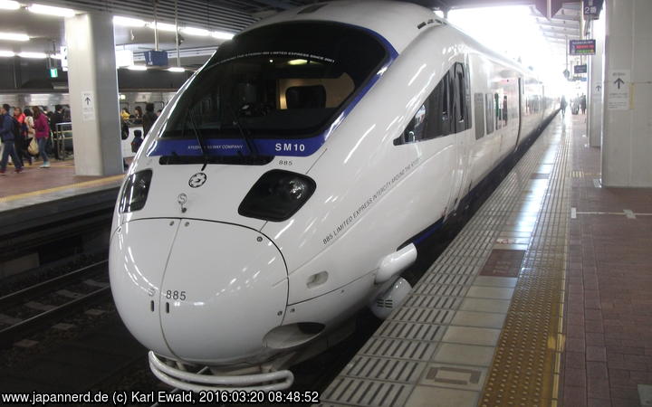 JR Kyushu: auf den Hauptstrecken sind dieser 885 und der dunkelgraue 787 als Limited Express im Einsatz
