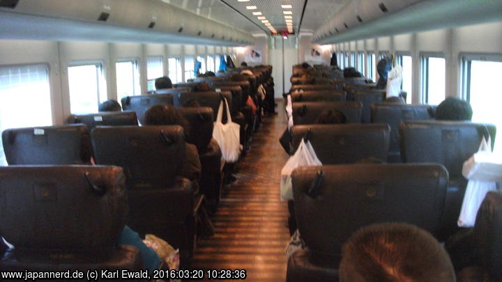 JR Kyushu: gediegene Innenausstattung des Limited Express 885: Ledersessel und Parkettboden

