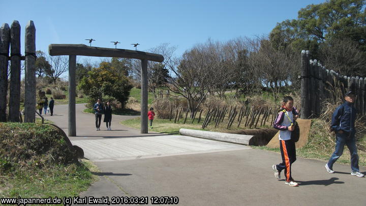 Yoshinogari Park: äußerer Schutzwall und Tor
