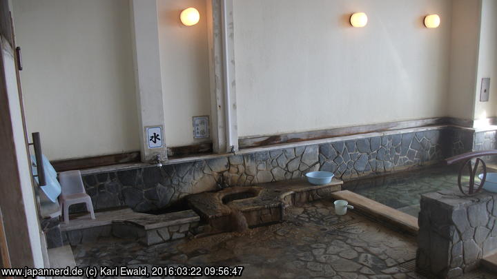 Beppu, Hotel The New Tsuruta, Hotelbad - kleines Becken und Ablagerungen
