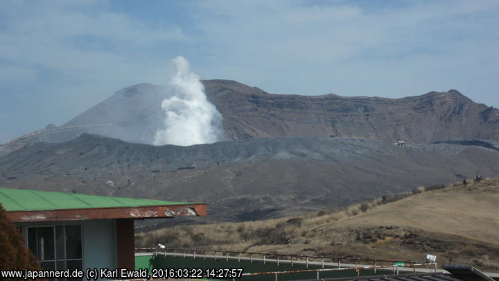 Aso, Kusasenri, Blick auf den aktiven Vulkan Nakadake, rechts die Bergstation der Seilbahn
