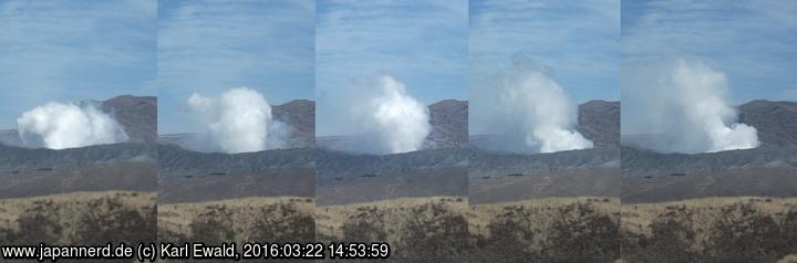 Aso, Kusasenri, Blick auf den aktiven Vulkan Nakadake in Aktion (Bildsequenz)

