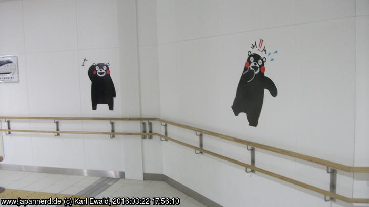 Kumamoto: Kumamon entlang der Wege im Bahnhof
