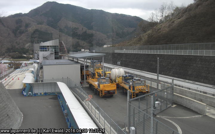 Yamanashi Prefecture Maglev Exhibition Center: Wartungsfahrzeuge und Auffahrt auf die Strecke (rechts)
