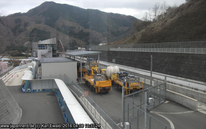 Klick für Großformat Yamanashi Prefecture Maglev Exhibition Center: Wartungsfahrzeuge und Auffahrt auf die Strecke (rechts)