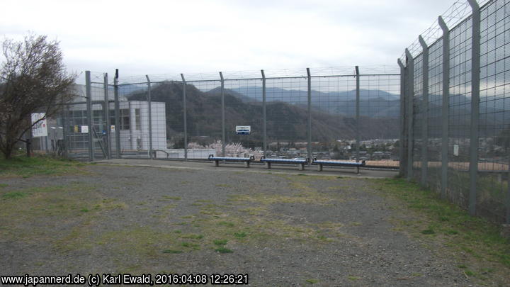 Klick für Großformat Yamanashi Prefecture Maglev Exhibition Center: die eher schmucklose Beobachtungsplattform oberhalb