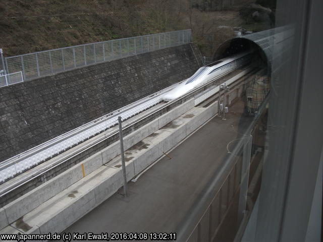 Yamanashi Prefecture Maglev Exhibition Center: L0 Zug bei der Durchfahrt
