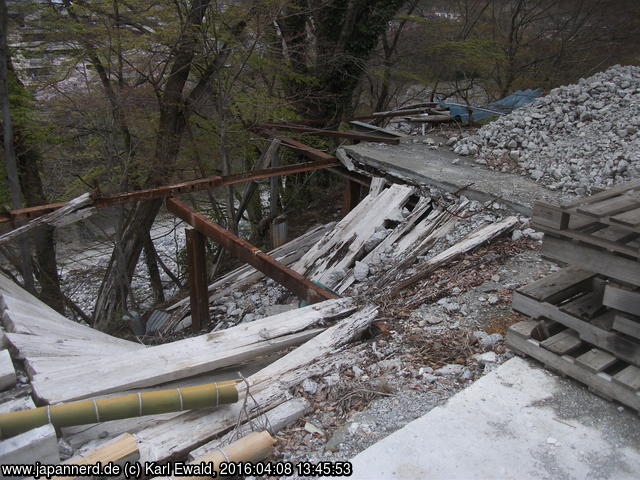 Ôtsuki, verfallener Beton-Holz-Boden
