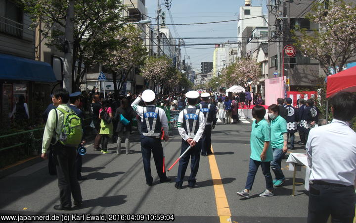 Tokyo Asakusa, die gesperrte Komatsubashi-dori mit der Bühne (rechts) für das Ichiyo Sakura Matsuri
